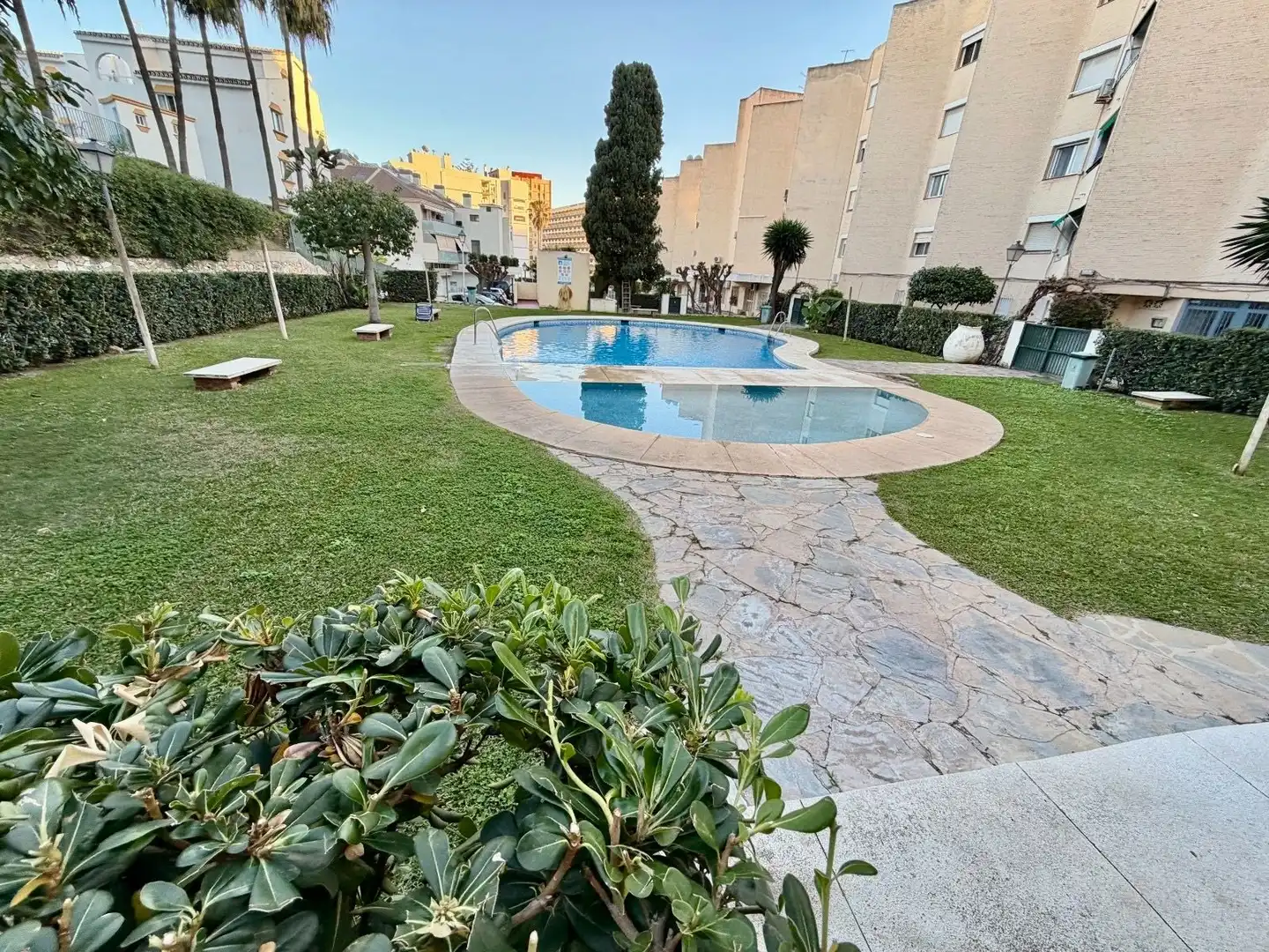 Swimming pool of Flat for sale in Fuengirola  with Air Conditioner, Heating and Community pool