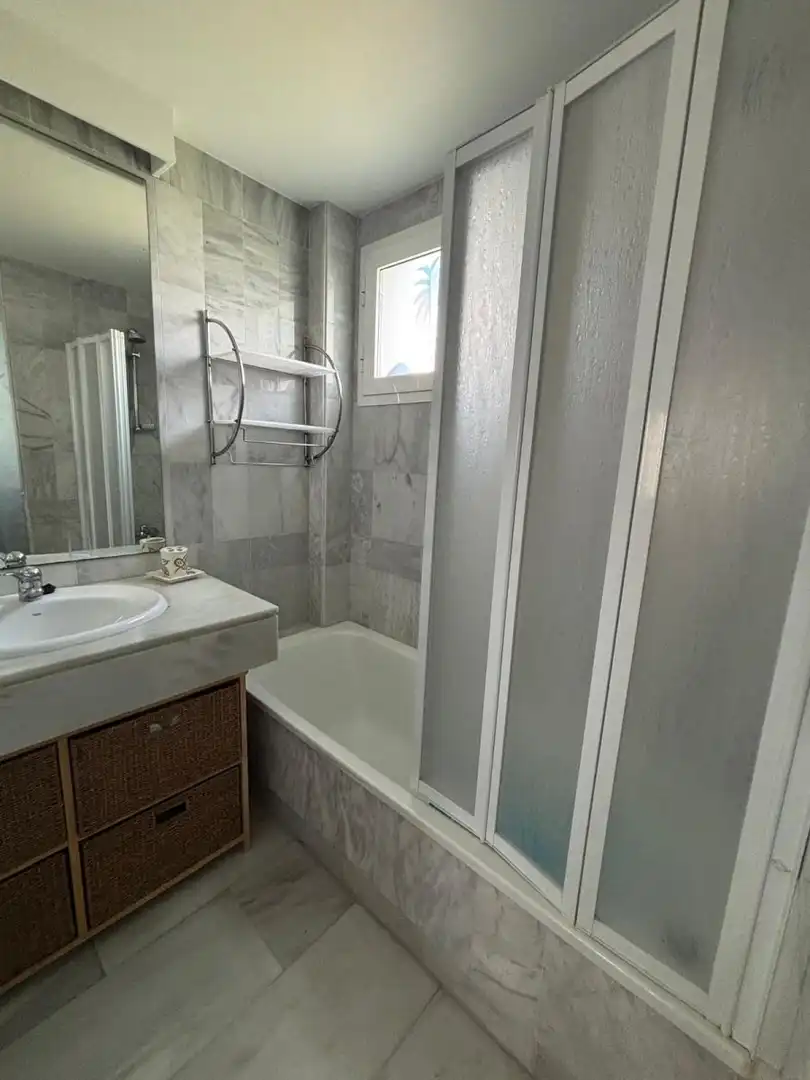 Bany de Apartament de lloguer en Marbella amb Calefacció, Jardí privat i Moblat