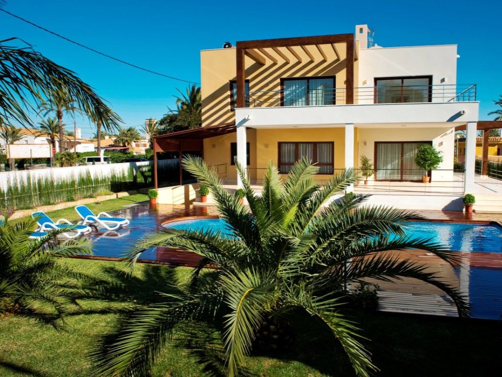 Vista exterior de Casa o xalet en venda en Orihuela amb Aire condicionat, Jardí privat i Terrassa