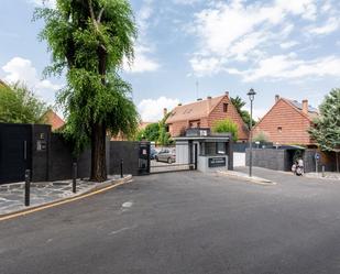Vista exterior de Casa adosada de lloguer en La Moraleja amb Aire condicionat, Calefacció i Jardí privat