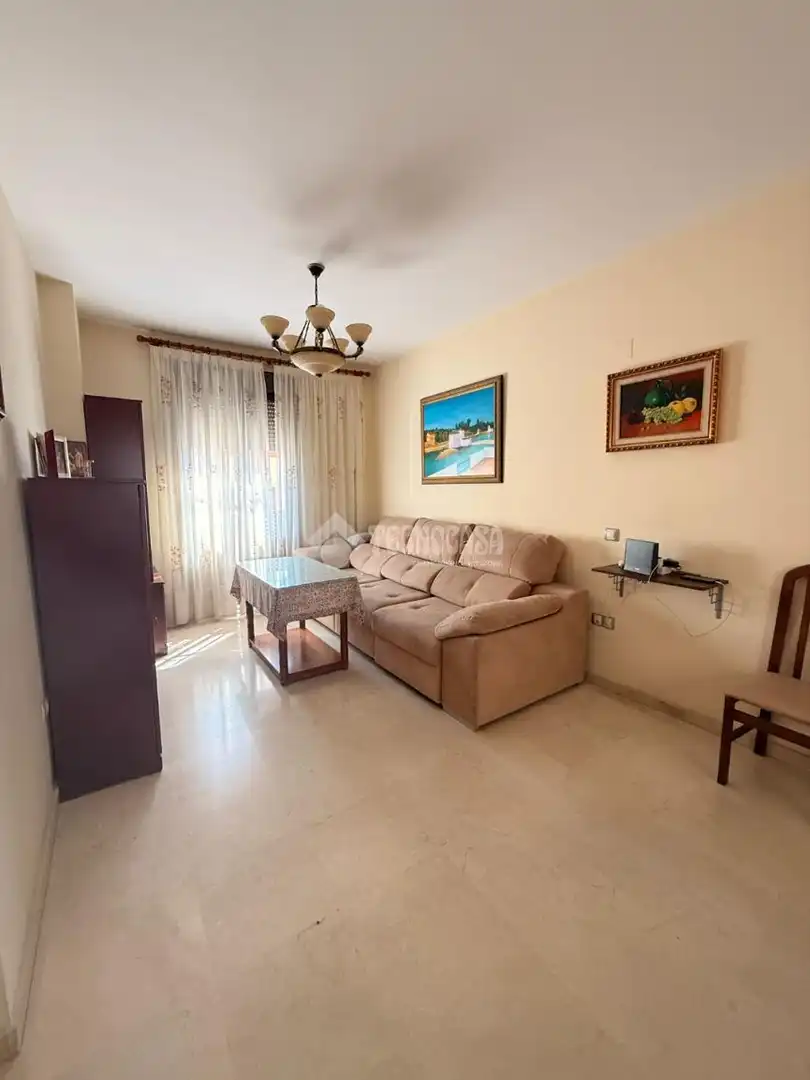 Sala de estar de Casa adosada en venta en Alcalá de Guadaira con Aire acondicionado y Terraza