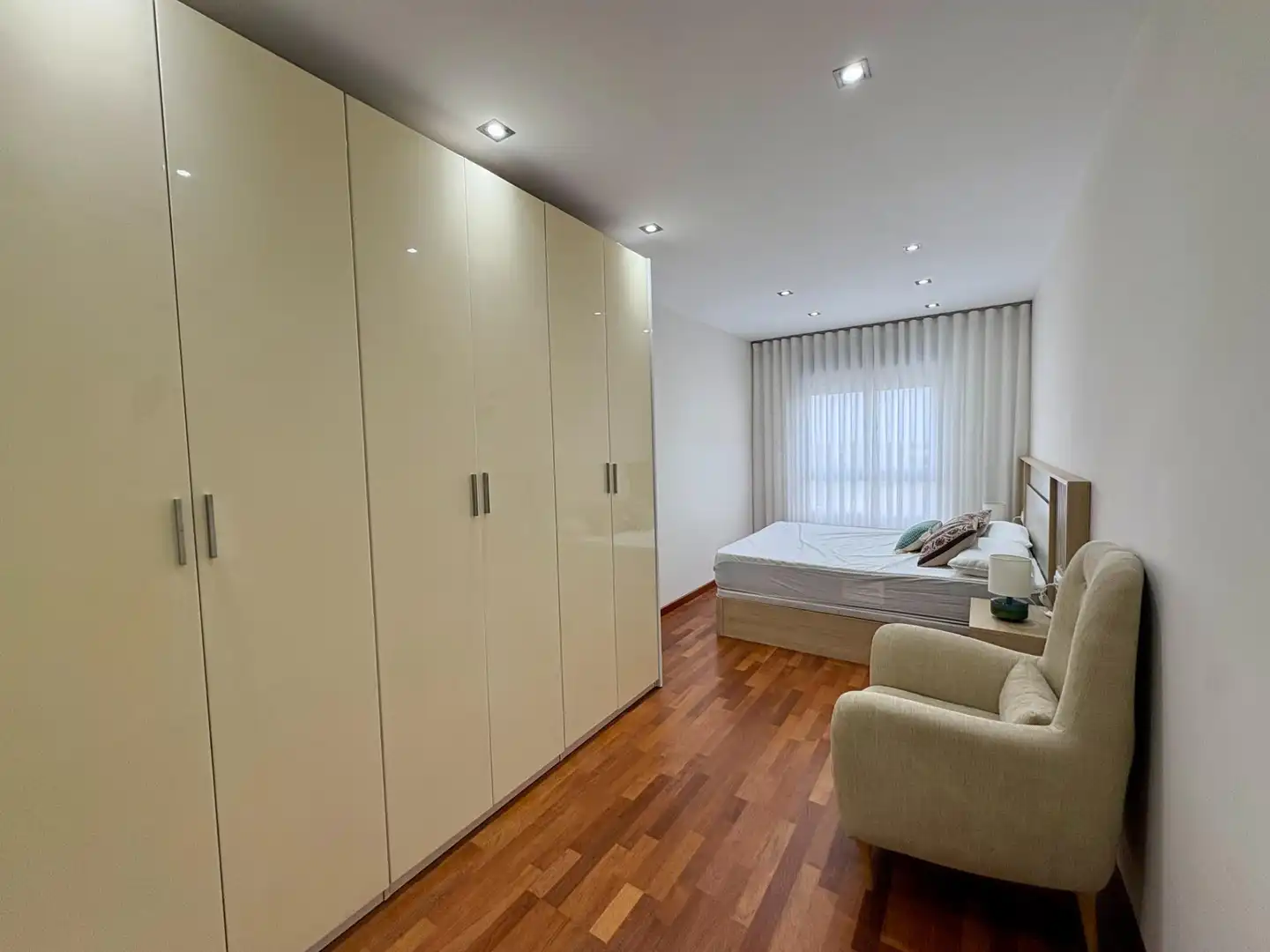 Schlafzimmer von Wohnung zur Miete in Silla mit Möbliert und Balkon
