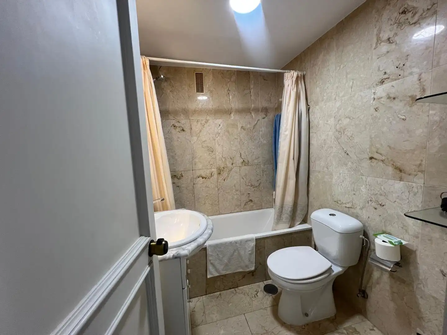Bathroom of Flat for rent in Nueva Andalucía