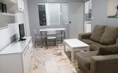 Sala d'estar de Apartament de lloguer en  Sevilla Capital amb Aire condicionat, Moblat i Piscina comunitària