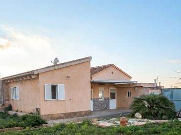 Country house with garden for sale in Manacor Centre