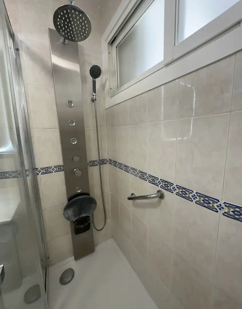 Bathroom of Flat for rent in Santiago de Compostela   with Heating, Furnished and Oven