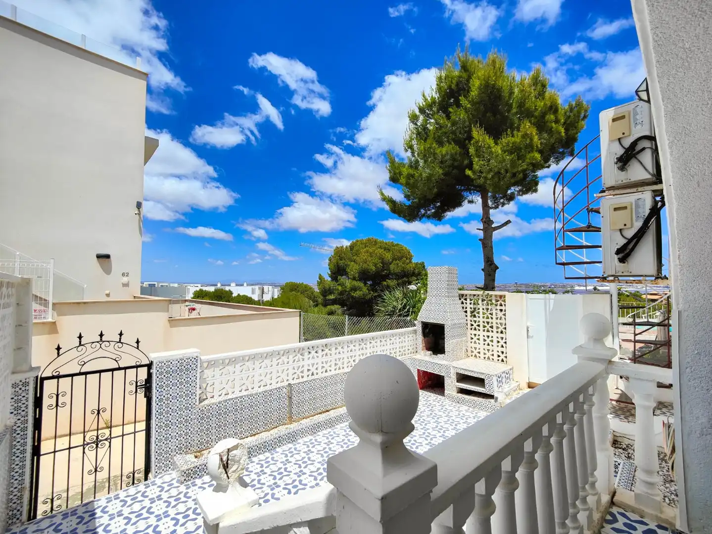 Terrasse von Einfamilien-Reihenhaus zum Verkauf in Torrevieja mit Klimaanlage, Privatgarten und Terrasse