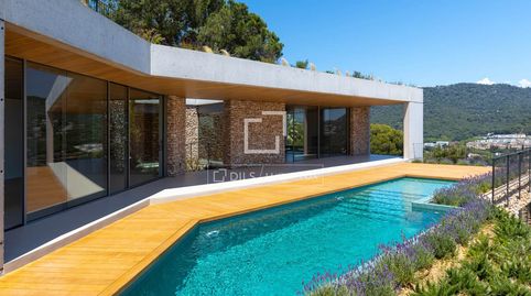 Villa mediterránea de nueva construcción con vistas panorámicas al mar en Cabrils, Barcelona