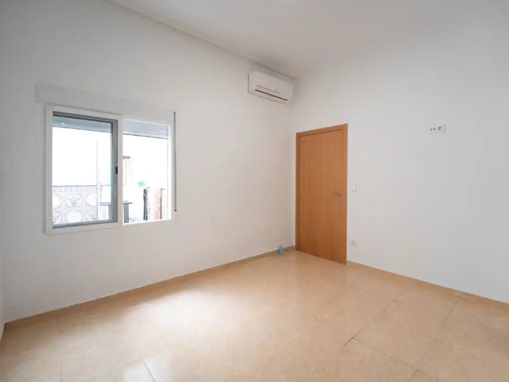 Habitación de Planta baja en venta en La Pobla de Vallbona con Aire acondicionado, Calefacción y Terraza