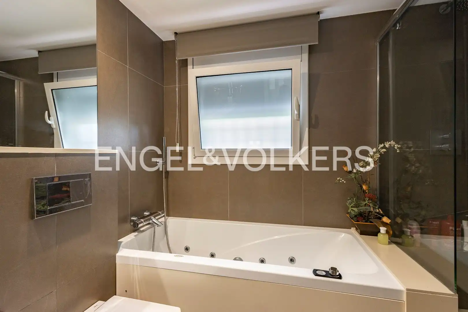 Bany de Apartament en venda en Esplugues de Llobregat amb Aire condicionat, Calefacció i Jardí privat