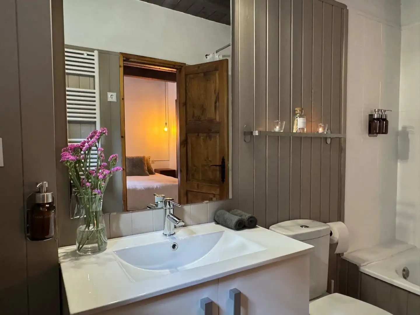 Baño de Piso en venta en Sahún con Calefacción, Trastero y Amueblado