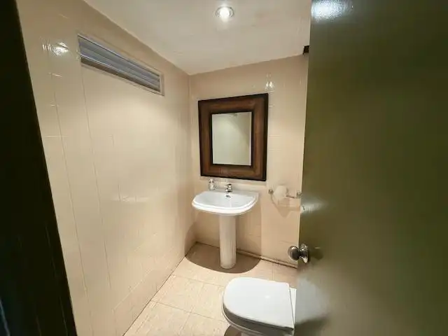 Baño de Oficina de alquiler en Murcia con Amueblado