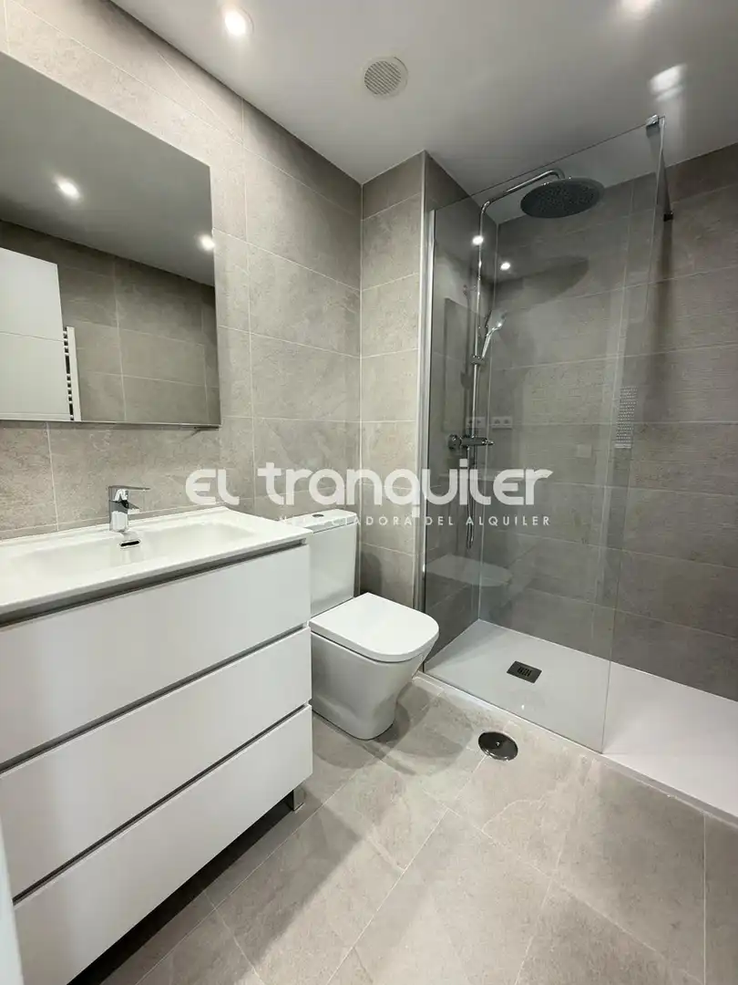 Baño de Piso de alquiler en Humanes de Madrid con Aire acondicionado, Parquet y Terraza