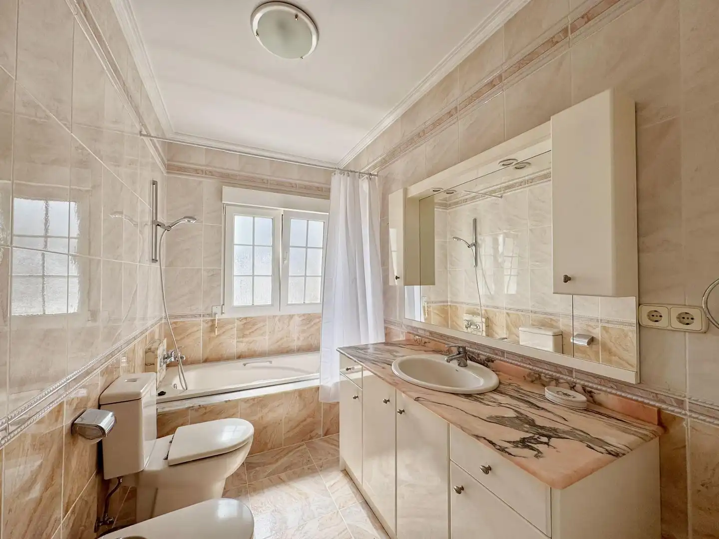 Baño de Casa o chalet de alquiler en La Nucia con Aire acondicionado, Jardín privado y Piscina