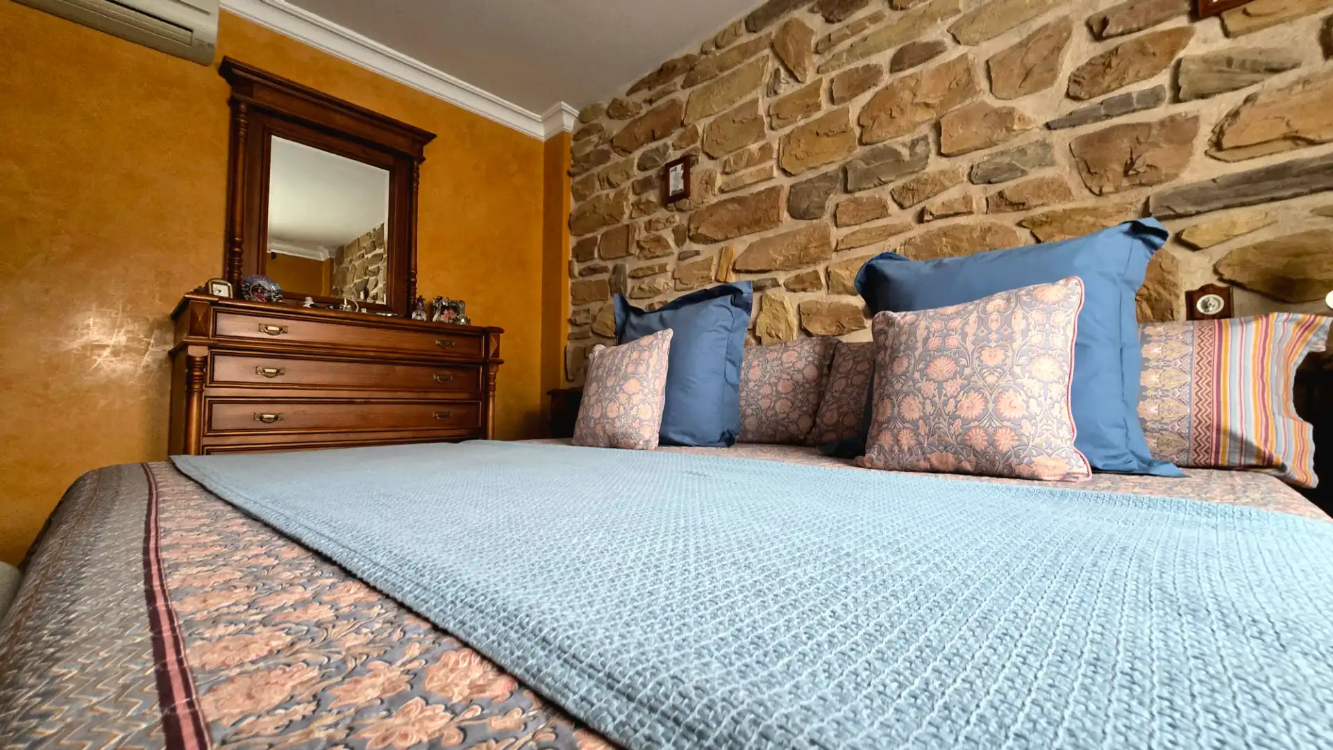 Habitación de Casa adosada en venta en Alcalá de Henares con Aire acondicionado, Calefacción y Jardín privado