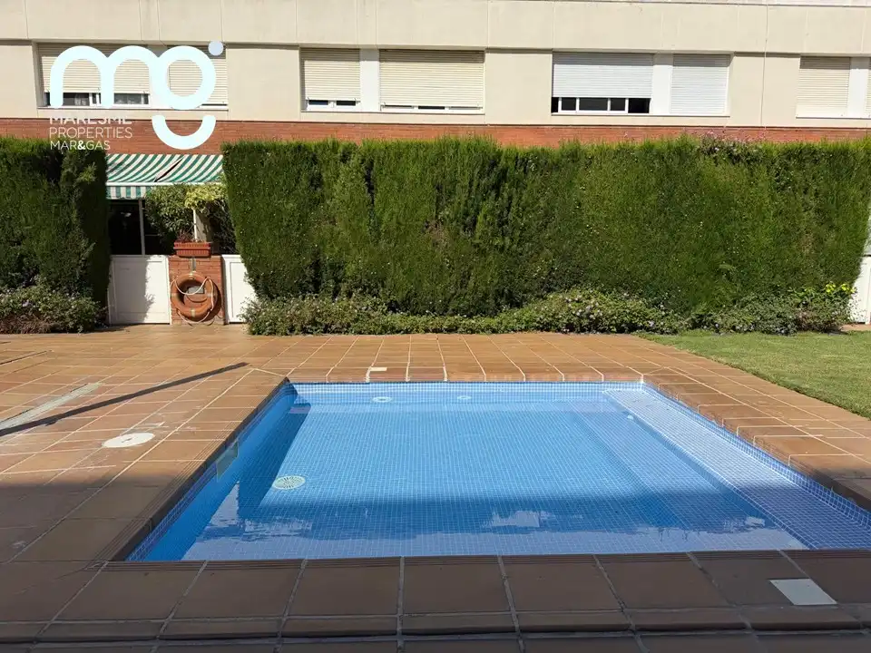 Piscina de Casa adosada en venta en Premià de Mar con Aire acondicionado, Calefacción y Jardín privado