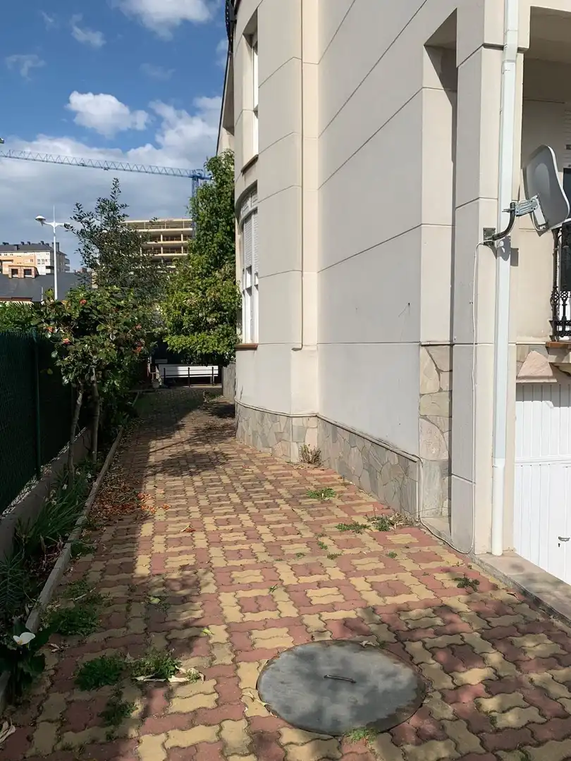 Vista exterior de Casa adosada en venta en Ponferrada con Calefacción, Jardín privado y Terraza