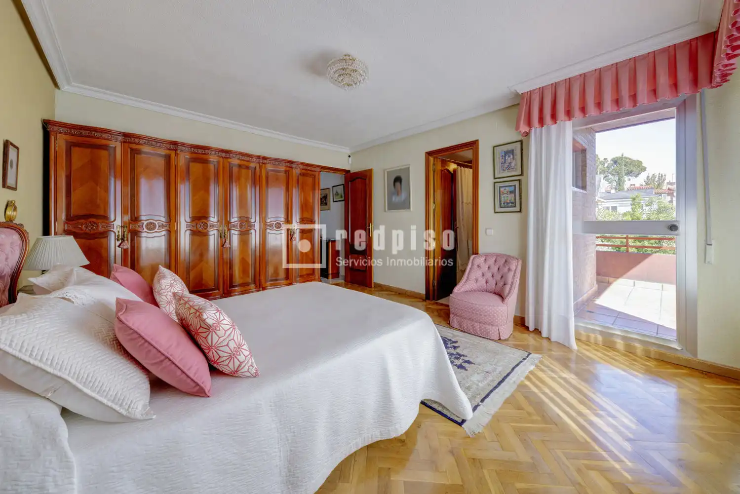 Bedroom of Houses for sale in Pozuelo de Alarcón  with Air Conditioner, Heating and Parquet flooring