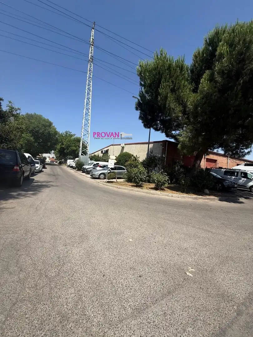 Vista exterior de Nave industrial en venta en Alcalá de Henares