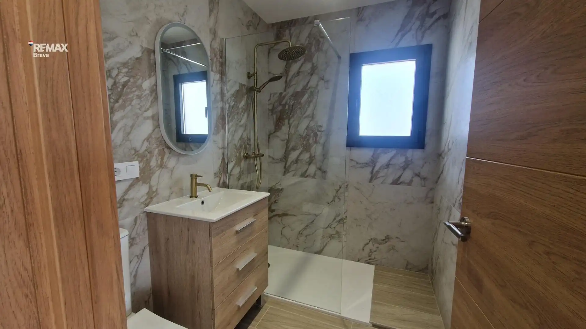 Badezimmer von Wohnung zum Verkauf in Empuriabrava mit Klimaanlage, Privatgarten und Terrasse