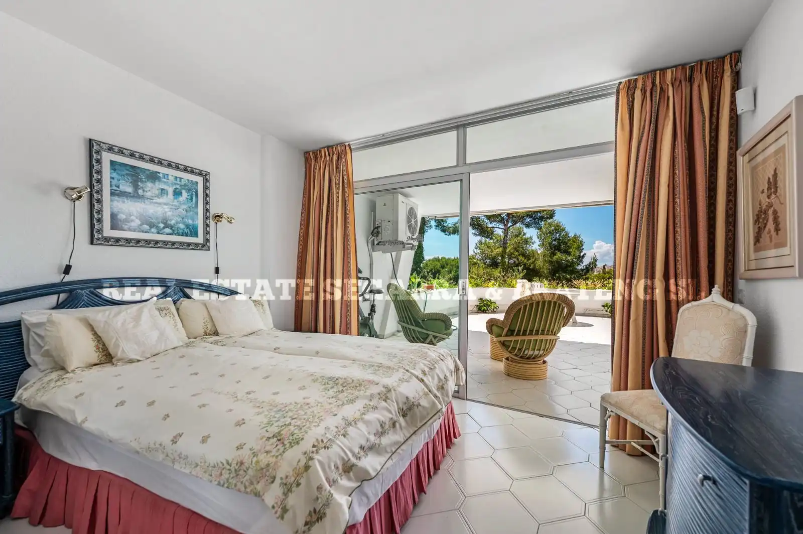 Dormitori de Apartament en venda en Mijas amb Aire condicionat, Terrassa i Moblat
