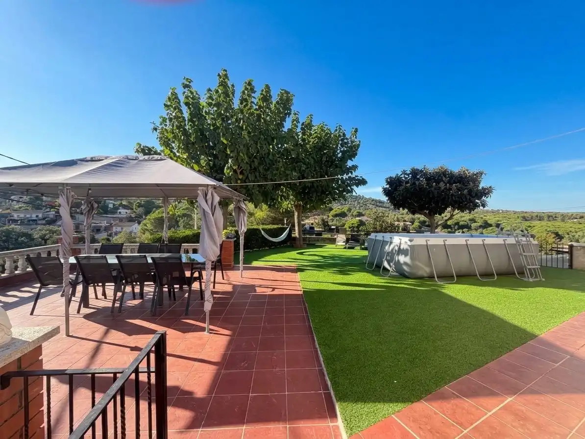 Casa amb piscina en venda a Calle Sitges 10