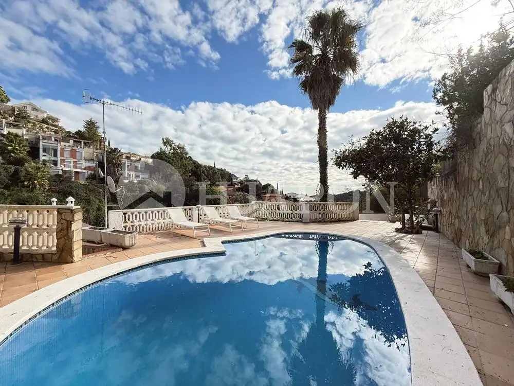 Piscina de Casa o chalet en venta en Alella con Aire acondicionado, Calefacción y Jardín privado