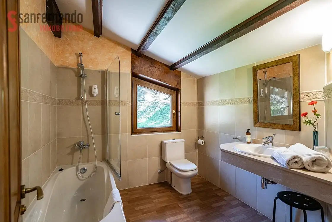 Baño de Finca rústica en venta en Val de San Vicente  con Calefacción