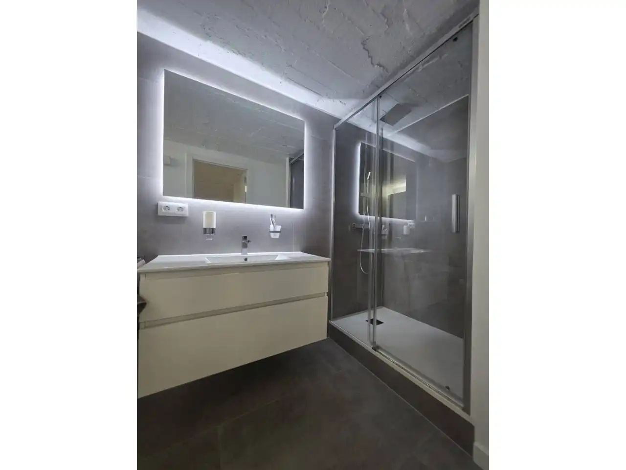 Bathroom of Commercial properties for rent in Manresa  with Air Conditioner and Alarm