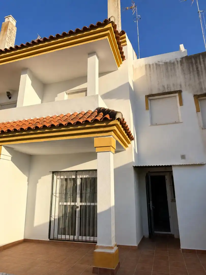 Vista exterior de Casa adosada en venta en Carrión de los Céspedes con Terraza