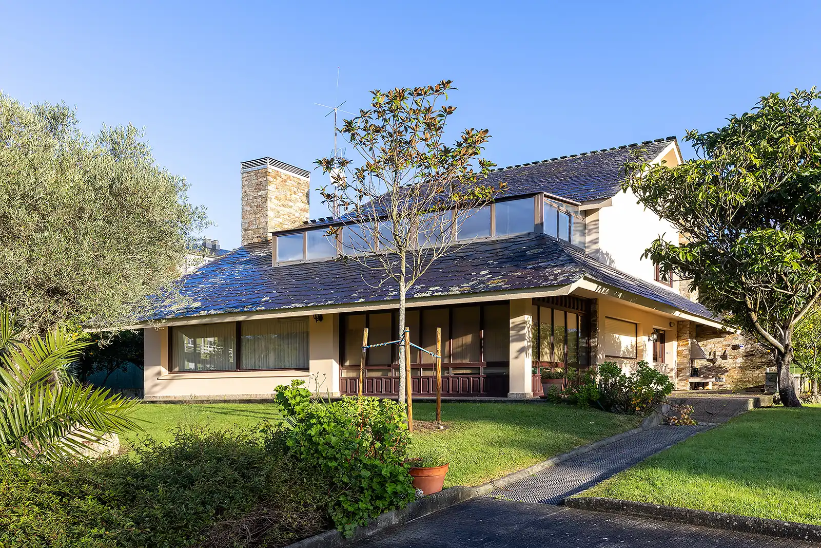 Vista exterior de Casa o chalet en venta en Oleiros con Calefacción, Jardín privado y Parquet