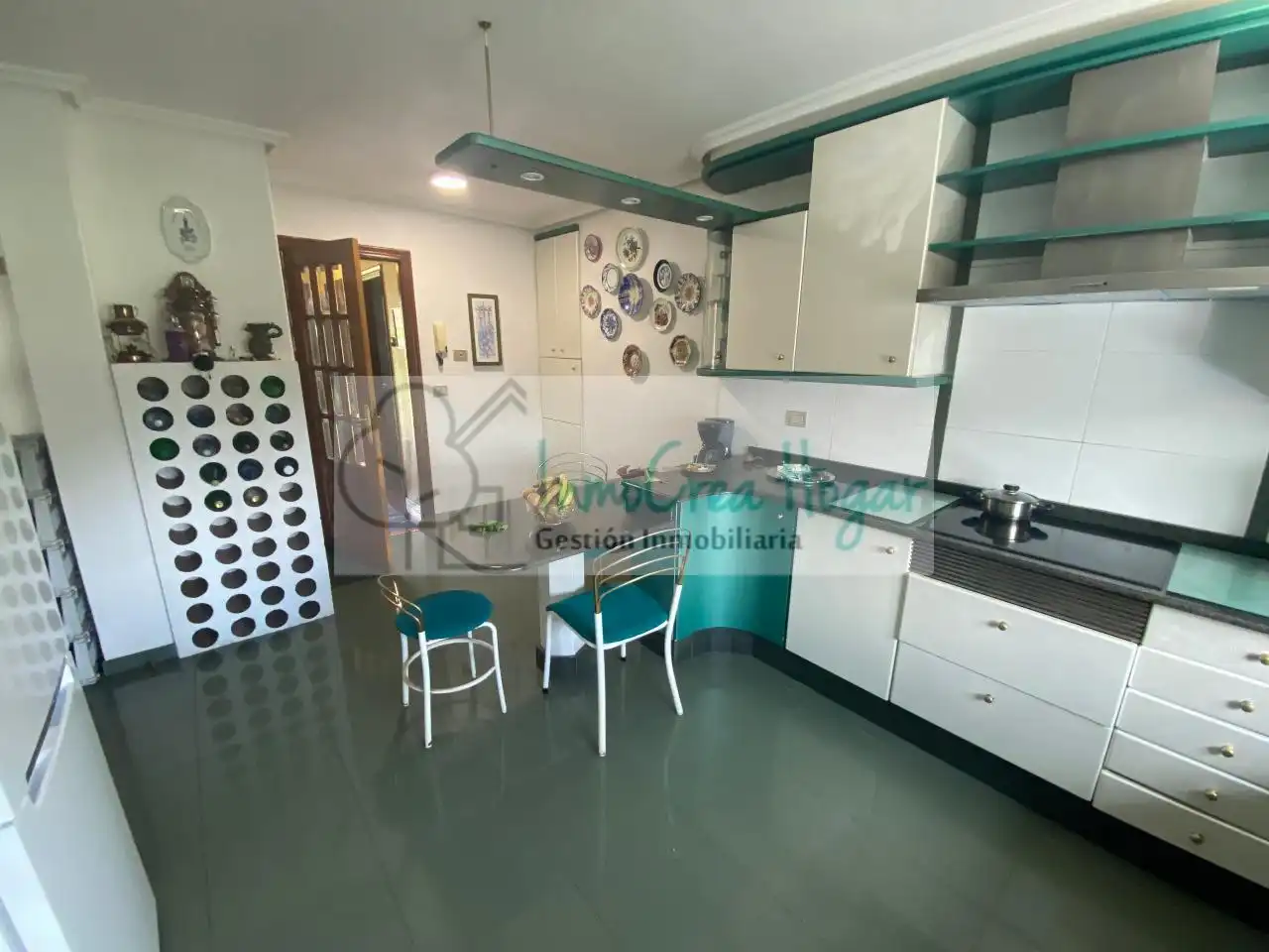 Cuina de Casa o xalet en venda en Vigo  amb Calefacció, Jardí privat i Terrassa