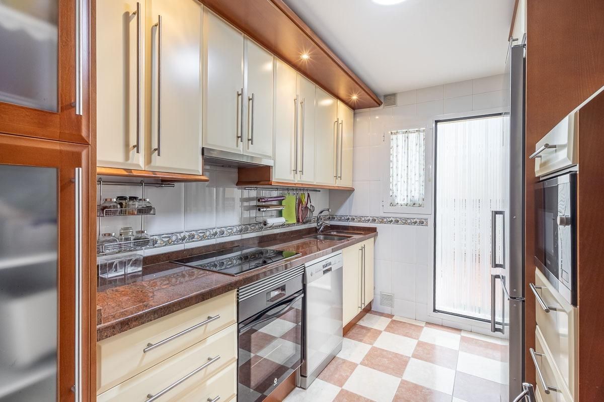 Kitchen of Single-family semi-detached for sale in  Granada Capital  with Air Conditioner, Heating and Terrace