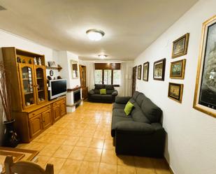 Sala d'estar de Casa adosada en venda en Torredembarra amb Aire condicionat i Terrassa