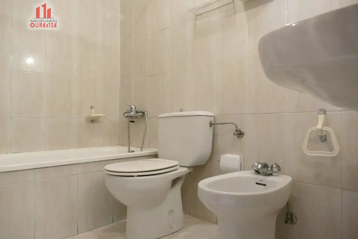 Baño de Piso de alquiler en Ourense Capital  con Calefacción, Amueblado y Balcón