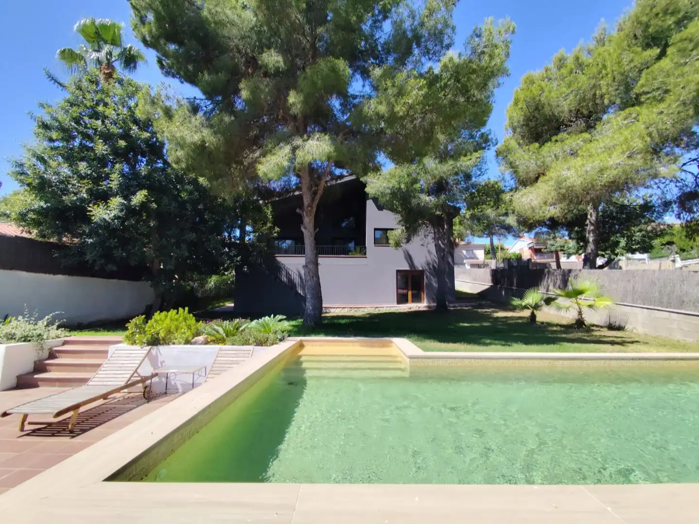 Detached house with pool for sale in Calle arc de Sant Martí 14