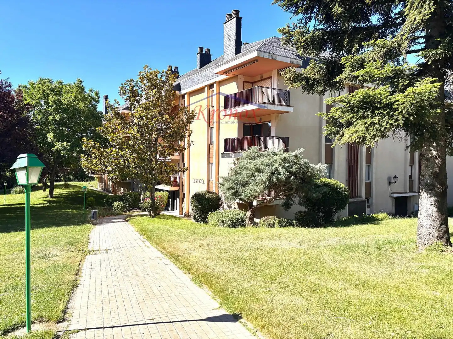 Vista exterior de Pis de lloguer en San Lorenzo de El Escorial amb Calefacció, Terrassa i Piscina