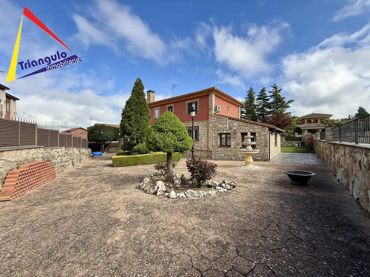 Vista exterior de Casa o chalet en venta en Otero de Herreros con Calefacción y Jardín privado