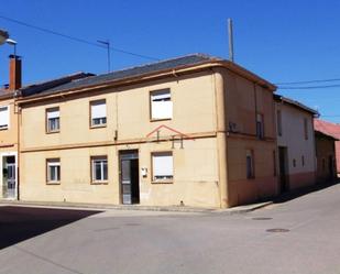 Vista exterior de Casa o xalet en venda en Santa Marina del Rey amb Jardí privat i Traster