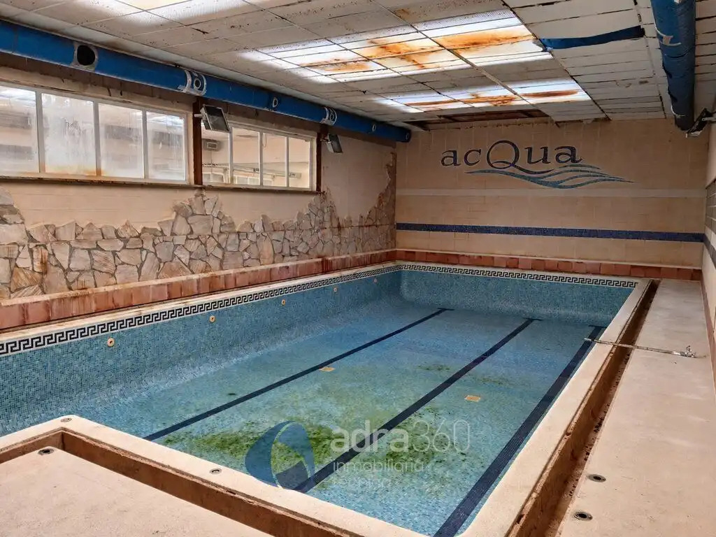 Piscina de Local de lloguer en  Logroño