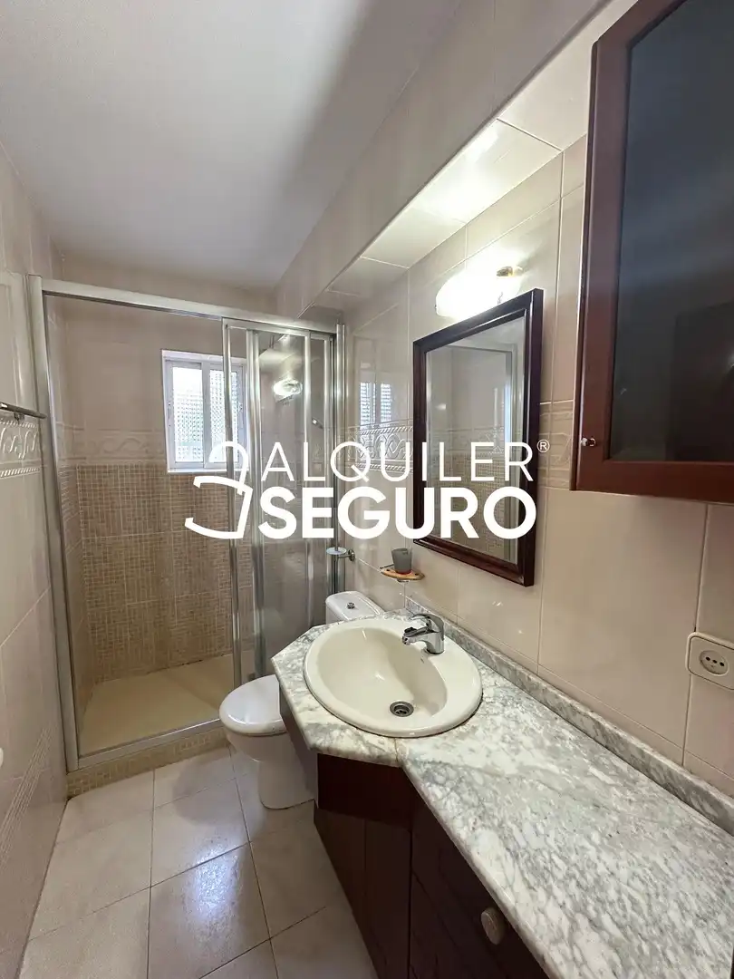 Baño de Piso de alquiler en Madrid con Aire acondicionado, Calefacción y Amueblado