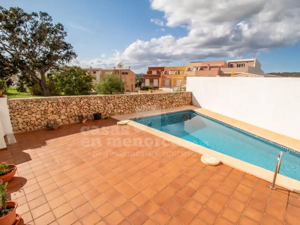 Vista exterior de Casa o xalet en venda en Maó - Mahón amb Jardí privat, Terrassa i Piscina