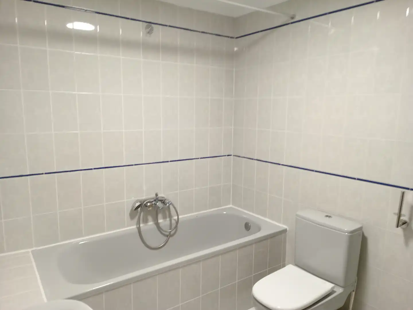 Bathroom of Flat for sale in Santa Marta de Tormes  with Air Conditioner, Heating and Parquet flooring