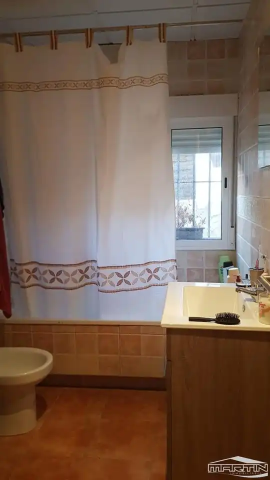 Bany de Casa o xalet en venda en Cabra amb Terrassa, Traster i Piscina