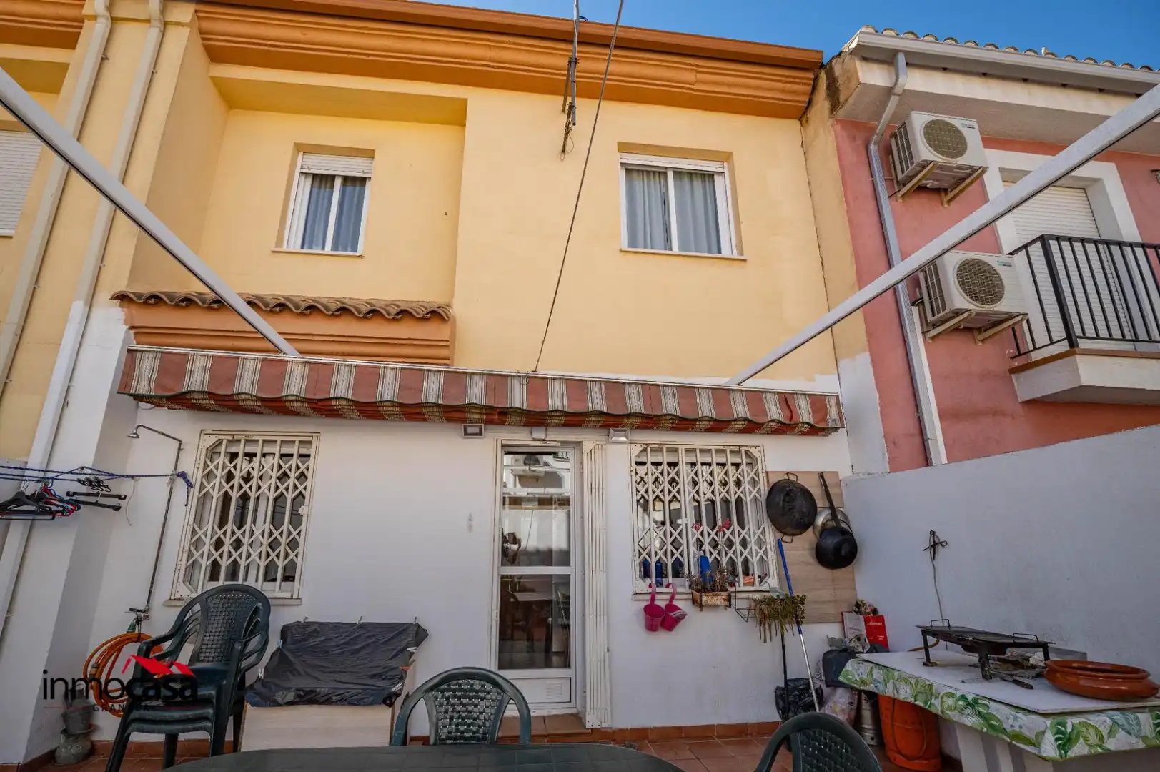 Vista exterior de Casa adosada en venda en Armilla amb Aire condicionat, Calefacció i Jardí privat