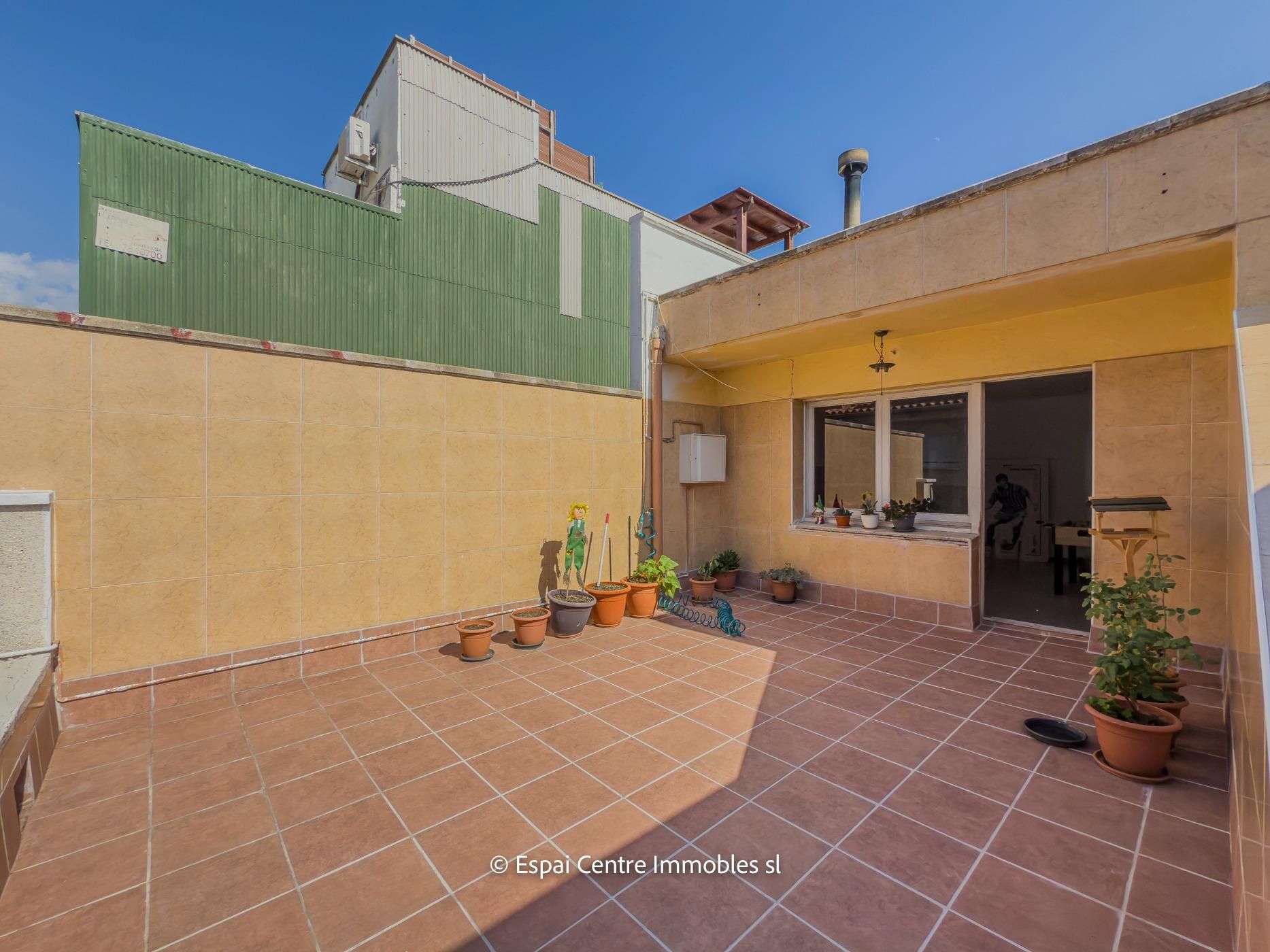 Vista exterior de Casa adosada en venda en Terrassa amb Calefacció i Terrassa