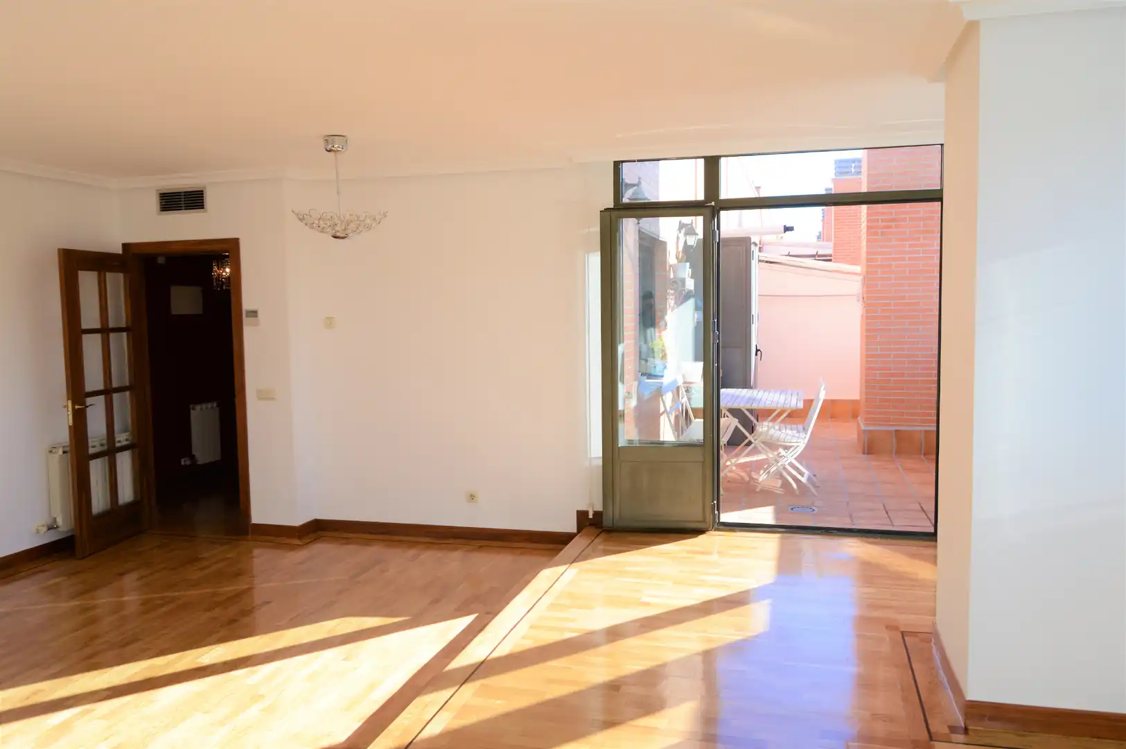 Living room of Attic for rent in Madrid  with Air Conditioner, Heating and Parquet flooring
