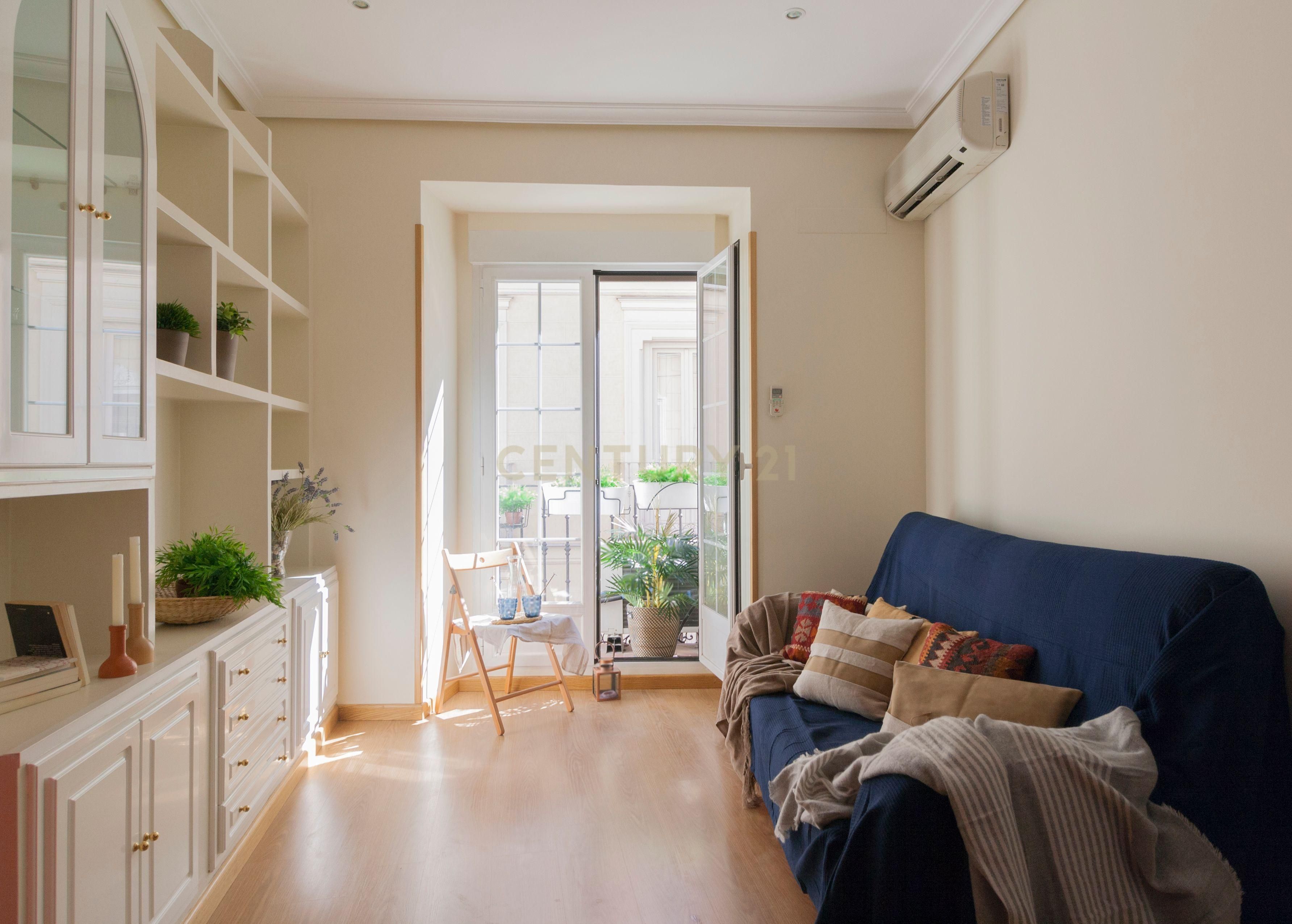 Living room of Flat to rent in  Madrid Capital  with Air Conditioner, Furnished and Oven