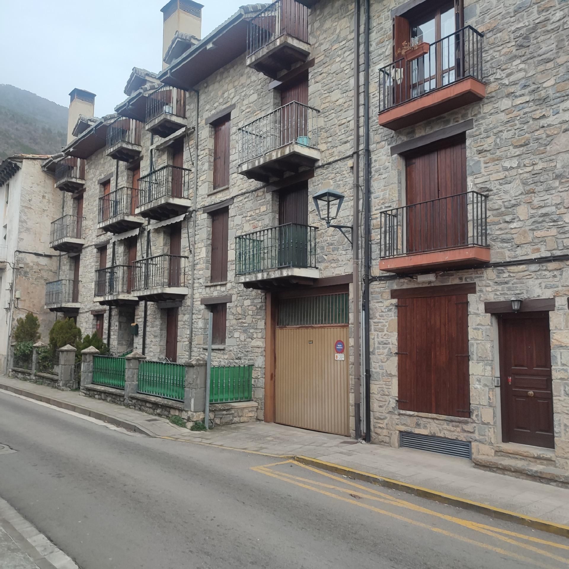 Vista exterior de Piso en venta en Biescas con Calefacción, Terraza y Trastero