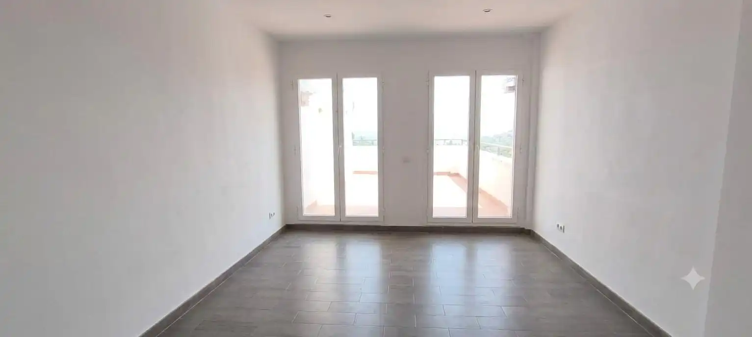 Sala d'estar de Dúplex en venda en Estepona amb Jardí privat, Terrassa i Piscina comunitària
